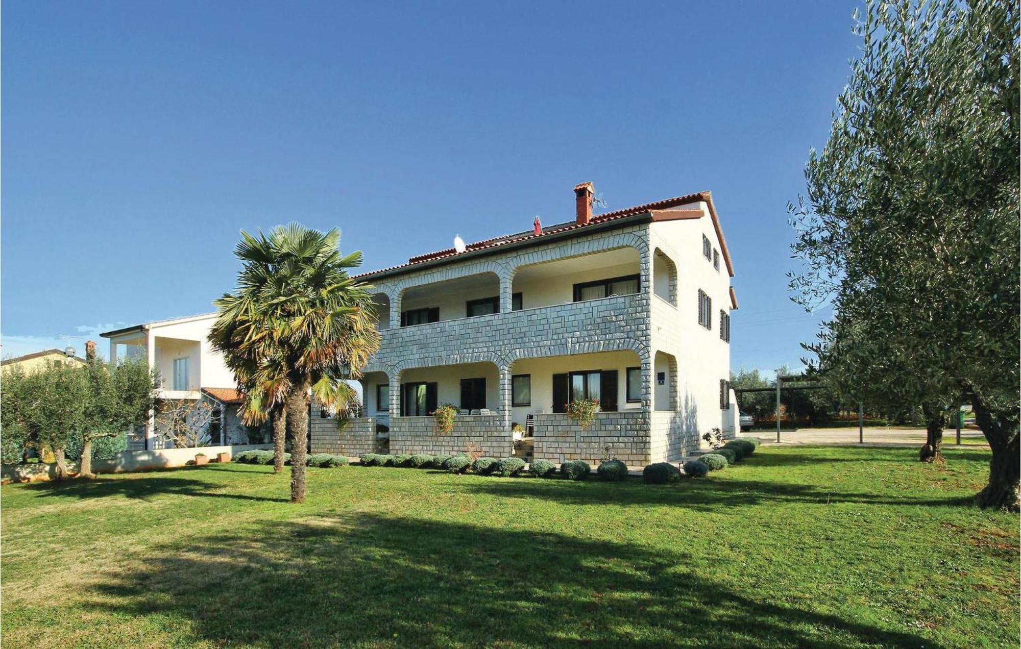 3 Bedroom Gorgeous Apartment In Poreč Extérieur photo