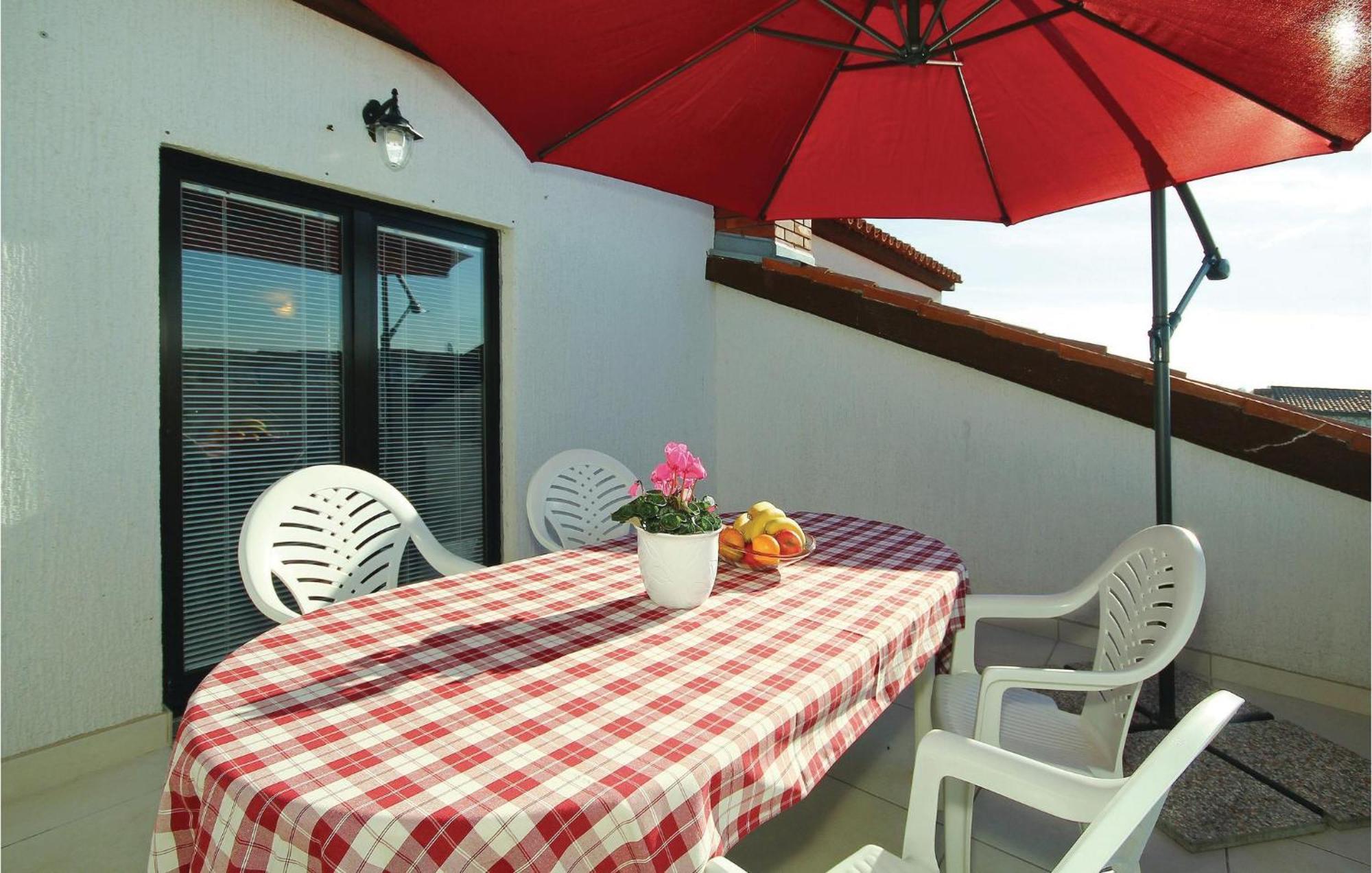 3 Bedroom Gorgeous Apartment In Poreč Extérieur photo